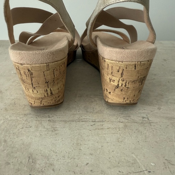 LIFE STRIDE Soft System Gold Shimmer Sandals - Picture 3 of 14